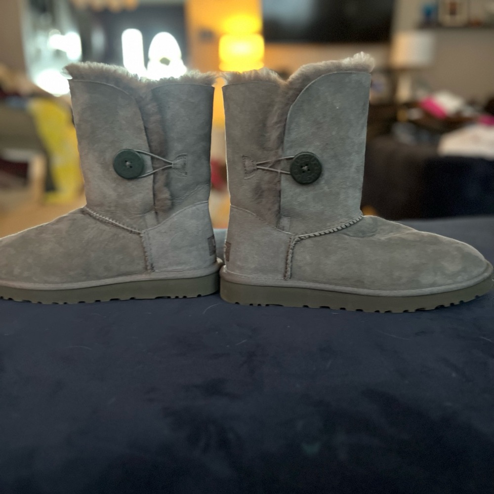 UGG NWOB size 8; Grey Bailey Button II; NEVER WORN; no box;